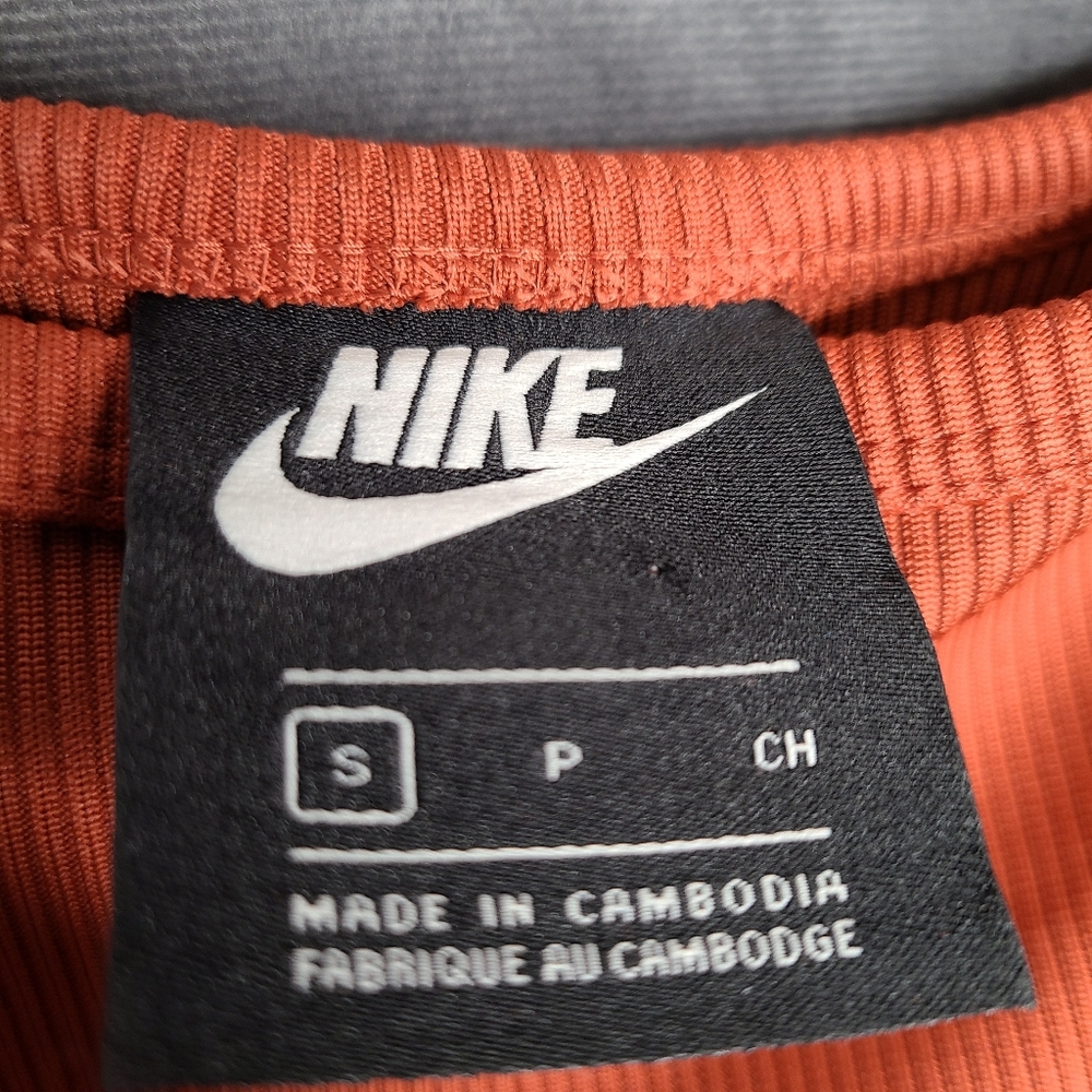 SOLD** NIKE ribbed crop top with lettuce hem - Picture 6 of 6